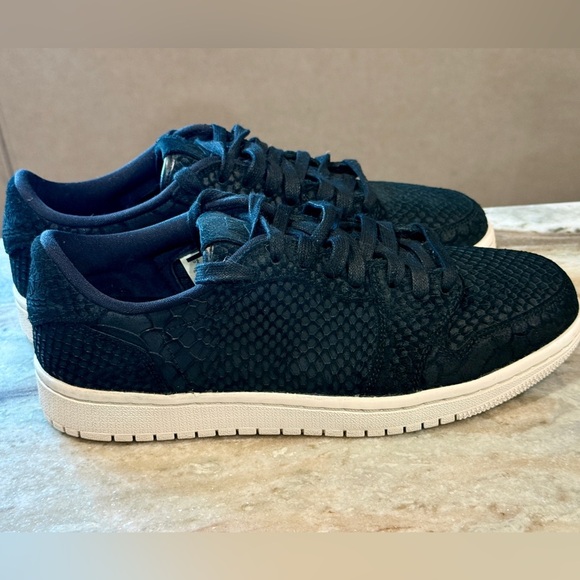 Women’s NIKE Jordan 1 Retro rare black python sneakers- no swoosh. Size 9 - Picture 3 of 11